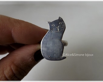 Adjustable ring with an engraved silver cat / handcrafted.