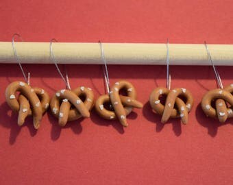 Knitting stitch markers: Pretzels