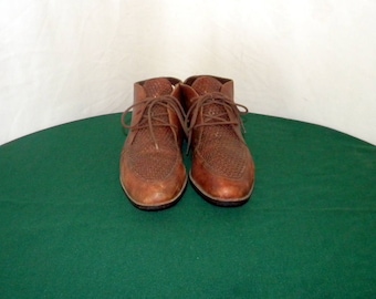 Sz 8.5b Vintage brown leather 1980s flat lace up women ankle boots.