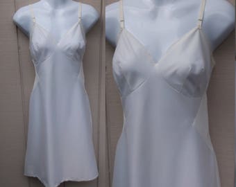 Vintage White Nylon Taffeta like Antron slip / 60s LORRAINE Dress Full Slip / size Sml 34 bUST