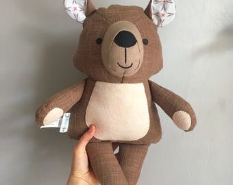 Decorative teddy bear doll in blush pink./ Peluche décorative ourson en rose blush