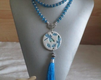 Collier plastron pendentif "Des libellules , des papillons, des fleurs et un pompon en soie"