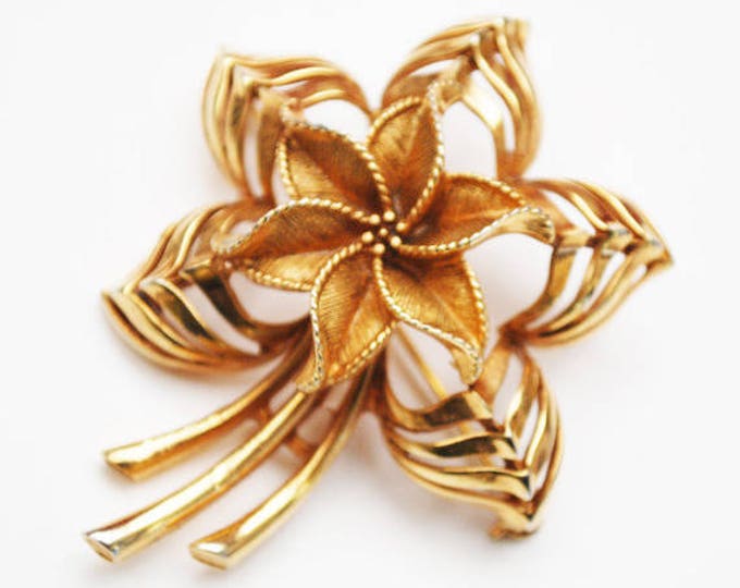 Gold Flower Brooch - Signed Lisner - Mid - Century - Floral pin