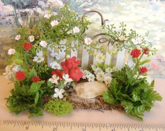 Dollhouse Miniature Flower Garden Fence in red and white 1:12 scale