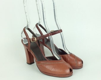1960s Brown Leather Peep Toe Heels / 1960s Vintage Pin Up Vintage Pumps / Size 7