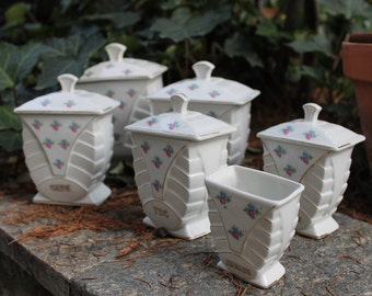 Introvabile set di barattoli in ceramica bianca con decori floreali. Periodo deco. Trovato in Francia. I barattoli erano messi sul camino.