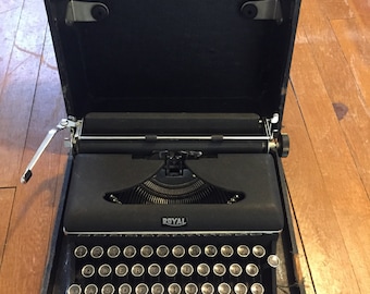 Royal typewriter 1940s in case