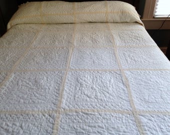 VINTAGE WHITE QUILT, Hand-quilted White Quilt, Full White Quilt, Double White Quilt, Lightweight White Quilt, White Quilt with Lace/Ruffle