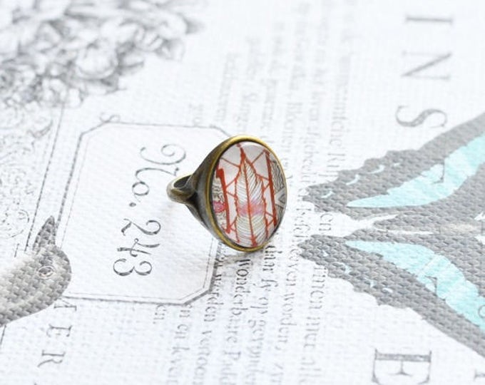 ART Oval ring of metal brass with the image of a feather under glass, Ring size: 6.5 in (USA) / 13,5 (Italy) / 17 (Russia)