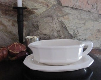 Pfaltzgraff Gravy Boat with Underplate