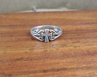 925 Sterling Silver Cross Ring - Size 6 - Vintage