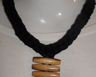 Ribbon Choker with important detail in wood