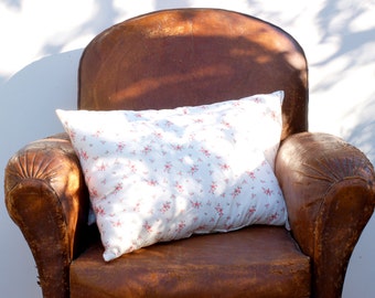 Coussin en tissu ancien à petites fleurs roses Frenchvintagecharm pillow, coussin beige à fleurs