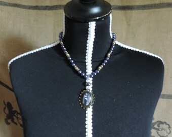 Collier perles, camée, violet