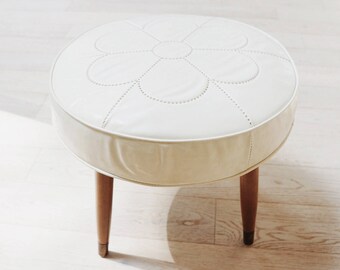 Vintage Mid Century Modern Ottoman, 1970s Footstool, Cream Daisy Tapered Leg Ottoman, Boho Furniture