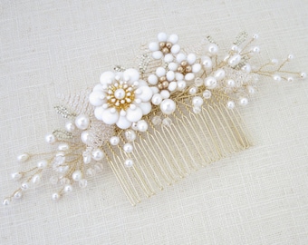 Wedding hair comb, Gold bridal hair accessory, Swarovski crystal and pearl hairpiece, Unique flower hair comb