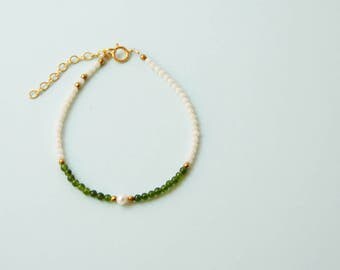 pearl bracelet , mineral bracelet , beaded bracelet , green and white bracelet , gemstone bracelet , thin bracelet , gold bracelet