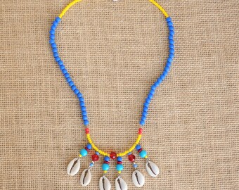 Necklace ultra colored in blue, yellow and red, with shells.