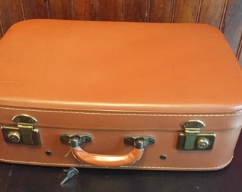 Vulcanisee VINTAGE SUITCASE with keys