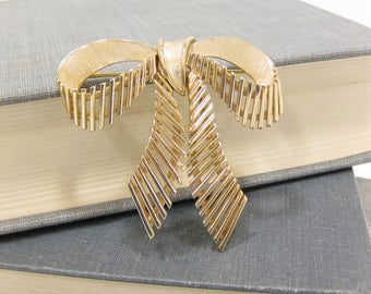 Vintage Crown Trifari Gold Tone Bow Brooch