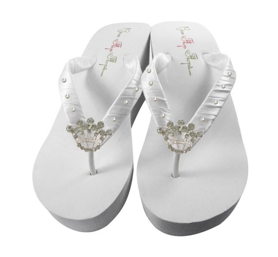 crown and ivy flip flops