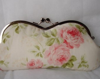 Etui à lunettes fleuri avec fermoir métallique argenté