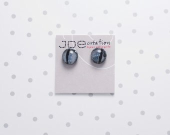 Petites boucles d'oreilles rondes en verre fusionné et acier inoxydable dichroïque marbré noires