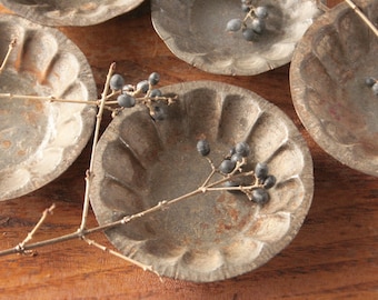 Vintage mini tart tins, round tartlet tins, rusty tin, primitive decor