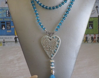 Charmant collier avec pendentif en céramique "Coeur lacé avec pompon"