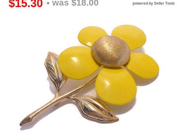 SALE Sarah Coventry floral brooch, flower power daisy, 1960s mod yellow daisy with gold center and stem and leaves