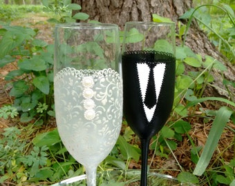 Bride and Groom Champagne glasses, Wedding Flutes,Toasting Wedding Glasses, Pearl, lace -- Hand Painted and Decorated -- Set of 2