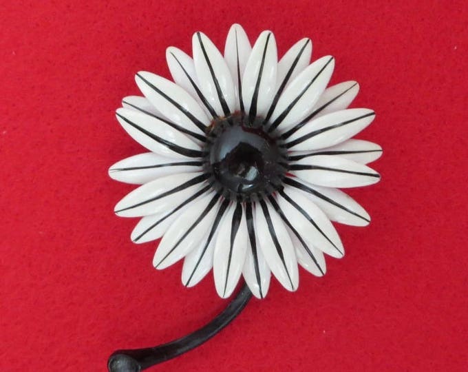 White Black Enamel Daisy Pin, Vintage Retro Flower Brooch Spring Summer Estate Costume Jewelry