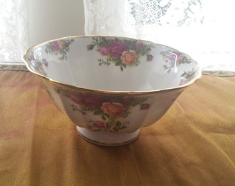 Vintage, Royal Albert,Old Country Roses,Footed bowl,OCR Bowl,Old Country Roses Bowl,OCR serving bowl,Made in England
