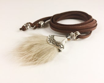 Collier de cuir de style choker long avec pompom de fourrure recyclée et billes de métal