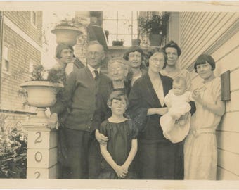 vintage photo 1925 Berkeley California Flapper Family Old to Young Baby