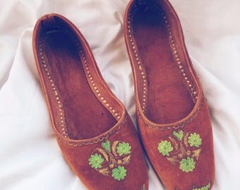 Vintage brown flats with green embroidery