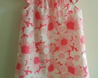 Size 4 Girls Pink and White Flowers Dress with Flutter Sleeves.