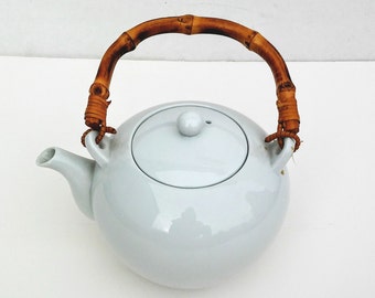White Ceramic Teapot - Vintage Teapot - Retro Teapot - Vintage White Teapot - Minimalist Teapot - Kitchen Decor - Vintage - White Teapot -