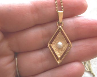 Vintage Signed Sarah Cov Pendant Necklace,Gold tone,15",petite simulated pearl