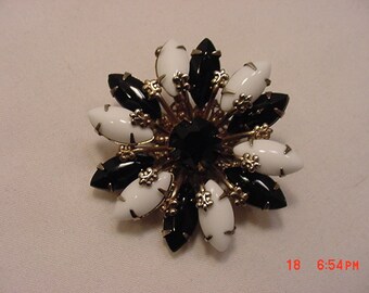 Vintage Black & White Cabochon Fleur De Lis Brooch 16 - 842