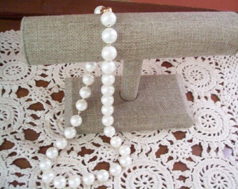 SALE Vintage bead necklace, white beads, vintage, beaded necklace