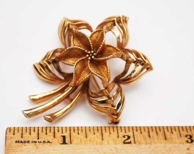 Gold Flower Brooch - Signed Lisner - Mid - Century - Floral pin