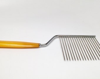 Vintage Cake Cutter W/ Bakelite Handle