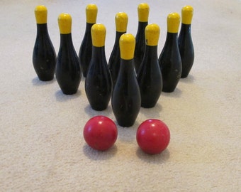 Vintage 1950s to 1970s Painted Wooden Miniature Bowling Skilttle Ball Skittles Set of 10 Pins and 2 Balls Loads of Retro Gaming Fun