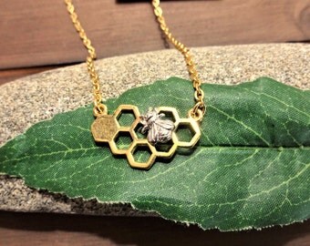 BEE & HONEYCOMB NECKLACE - Queen bee necklace on a gold plate chain