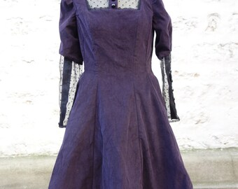 Robe en velours côtelé et et empiècements plumetis, lacée dans le dos, doublée