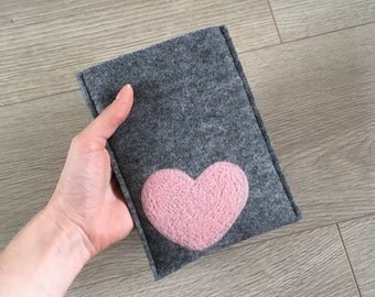 Felt Kindle cover. Handmade Kindle Paperwhite case. Kindle Voyage etui with light pink heart. Wool ereader case. gray Amazon Kindle Cover.