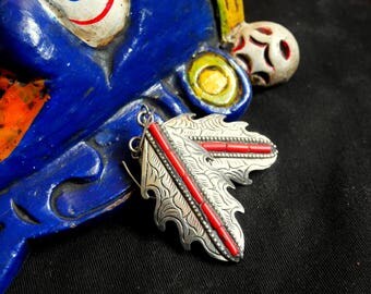 Boucles d'oreilles ethniques tibetaines en forme de feuille, métal ciselé et éclats de corail