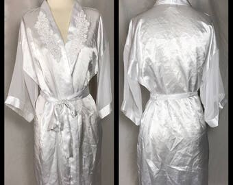 Dentelle Short White Satin Robe with Chiffon Sleeves and Beaded Applique - Size Large