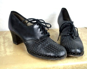 RARE RARE Vintage 1940s 40s Lace Up Nurse WWII Cross Uniform Perforated Leather Heels Pumps Shoes